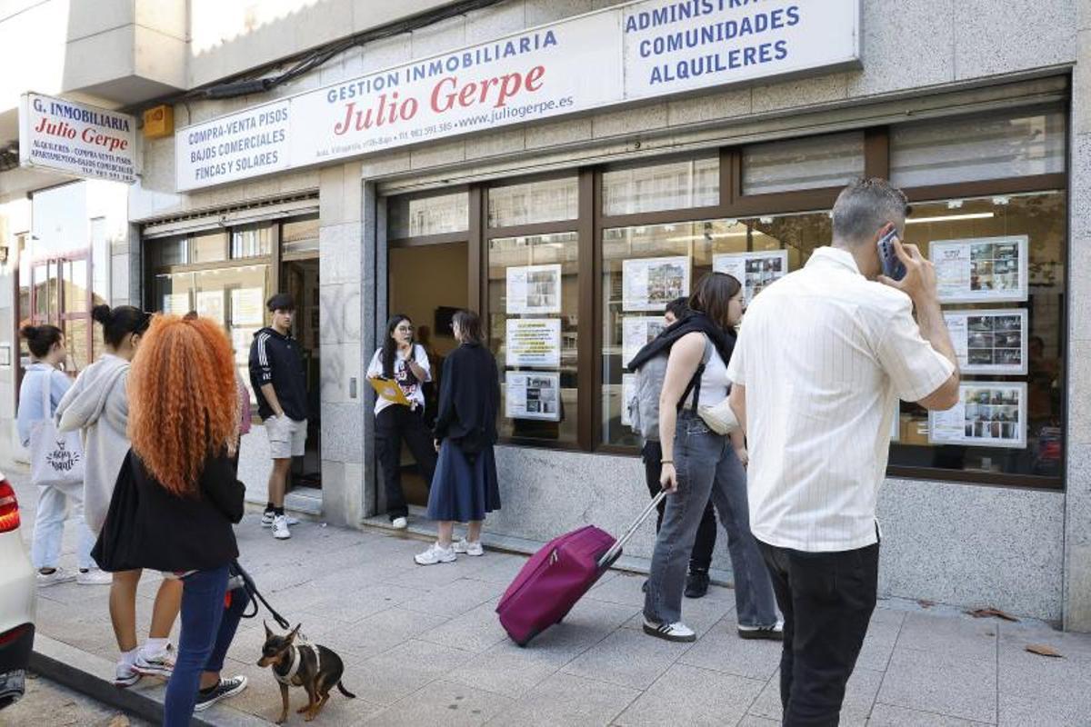 Varias personas en una agencia inmobiliaria de Santiago.
