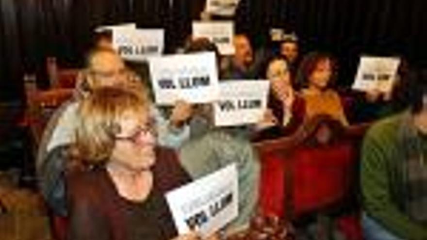 Protesta dels veïns de Torre Gironella pels talls de llum, durant el ple.