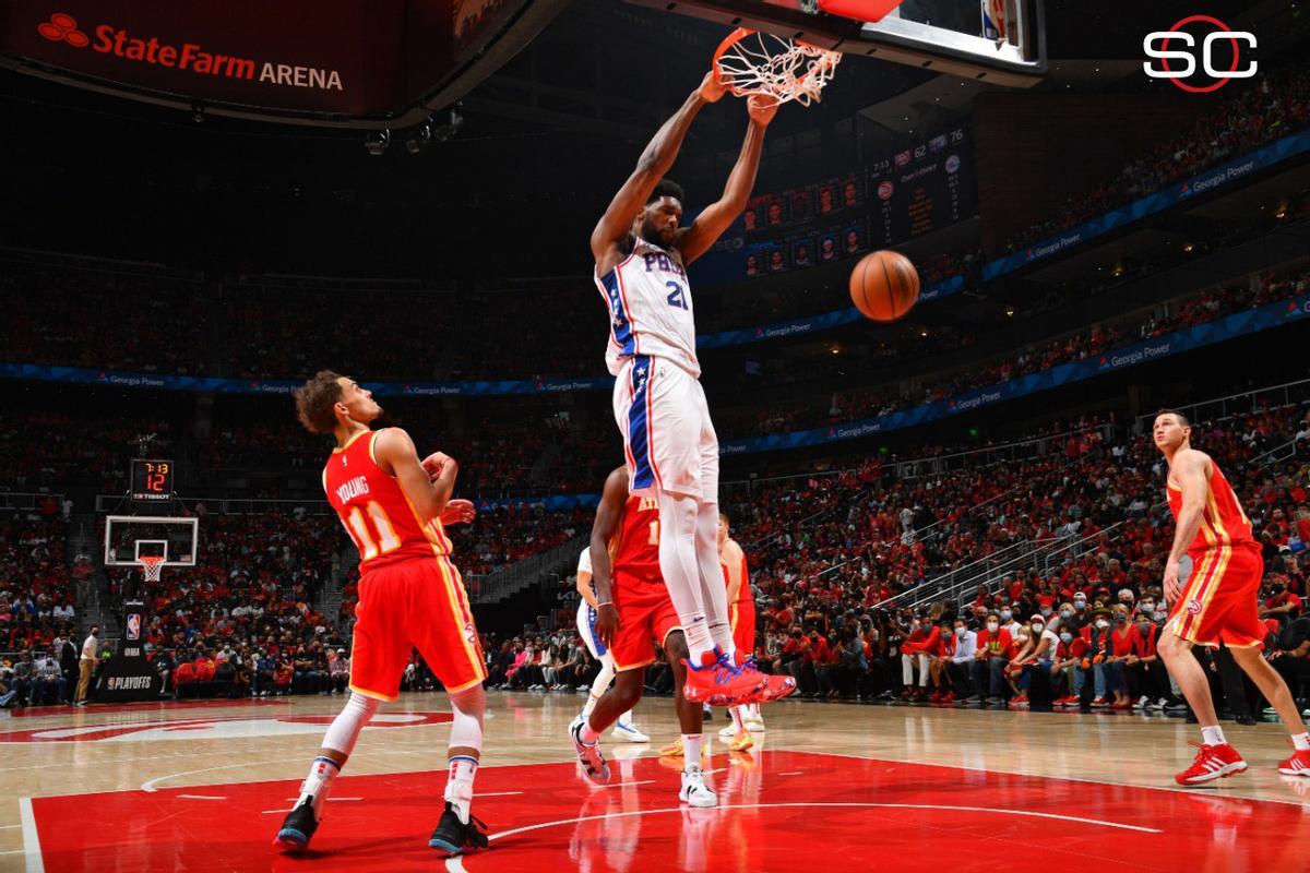 Embiid machaca el aro de Atlanta.