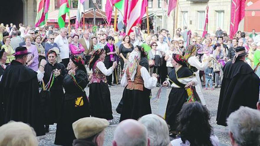 Un momento de la actuación folclórica leonesa celebrada ayer en la plaza Mayor.