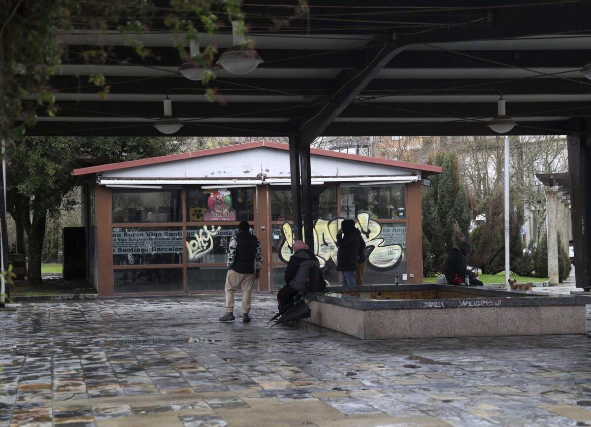 Edificio destinado a bar-cafetería del parque Miguel Hernández, ayer. |  Noé Parga