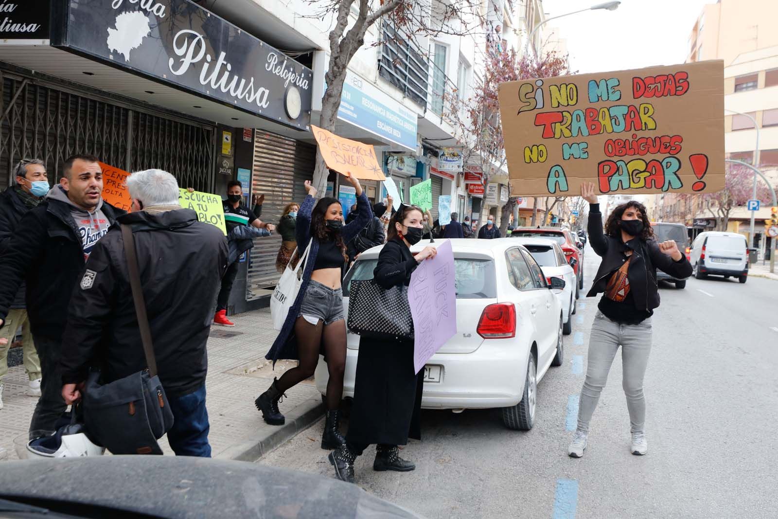 Protesta en Ibiza: "No me podéis cerrar el local y cobrarme el cien por cien de los impuestos"