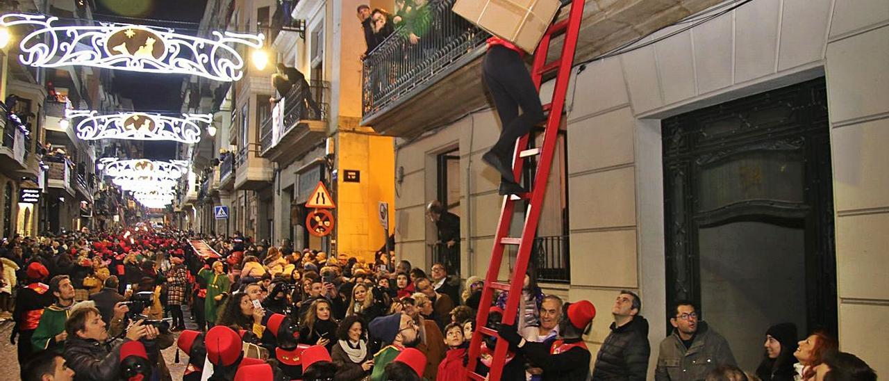 Imagen de la Cabalgata a su paso por el centro de Alcoy el 5 de enero de 2020. | JUANI RUZ