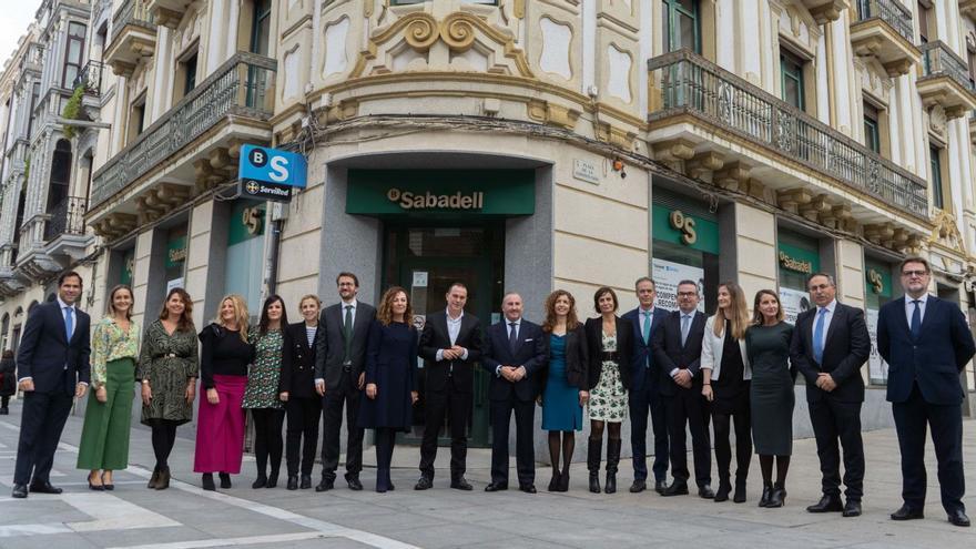 Foto de familia de los empleados y los dirigentes del Banco Sabadell junto al presidente de la Diputación, Francisco José Requejo. |