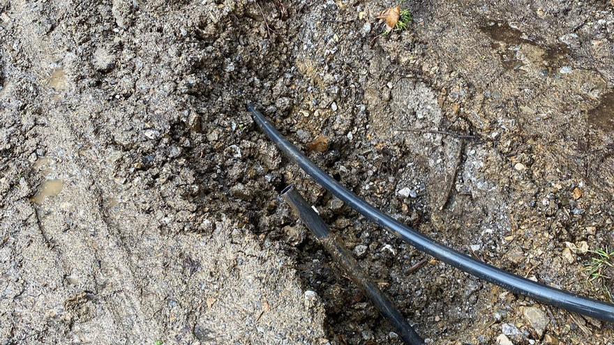 El Ayuntamiento de Pravia sopesa denunciar en el juzgado los daños generados por las obras de instalación de la red de fibra óptica