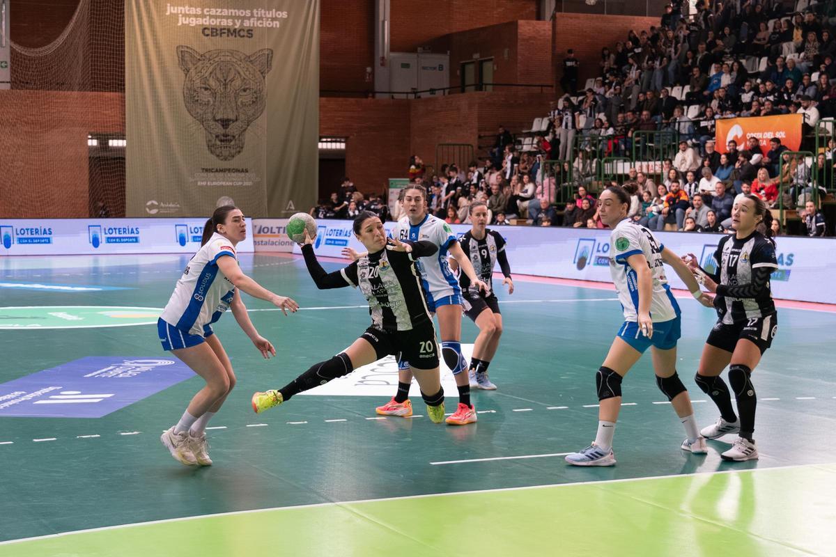 Espe Jiménez lanza a portería en un partido de la Liga Guerreras Iberdrola.