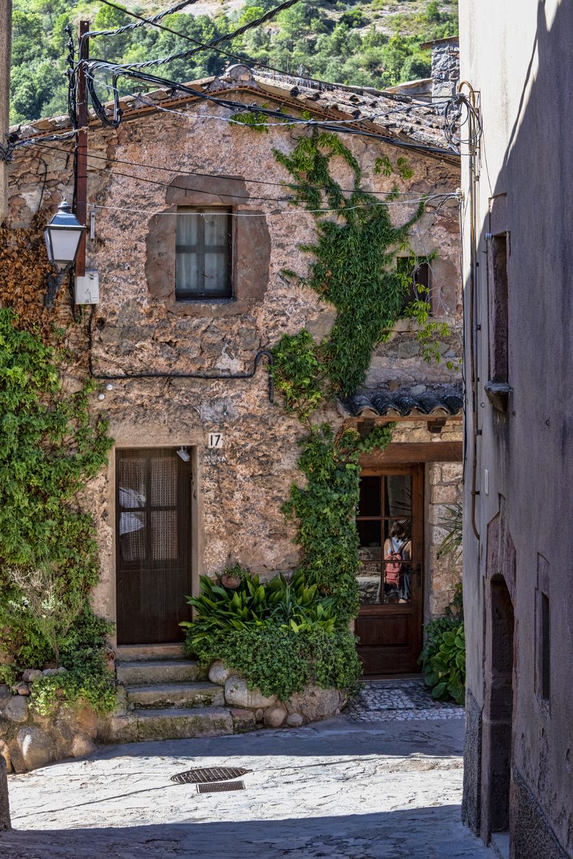 Calles del hermoso pueblo medieval de Mura, en la comarca de Bages, Cataluña, España.