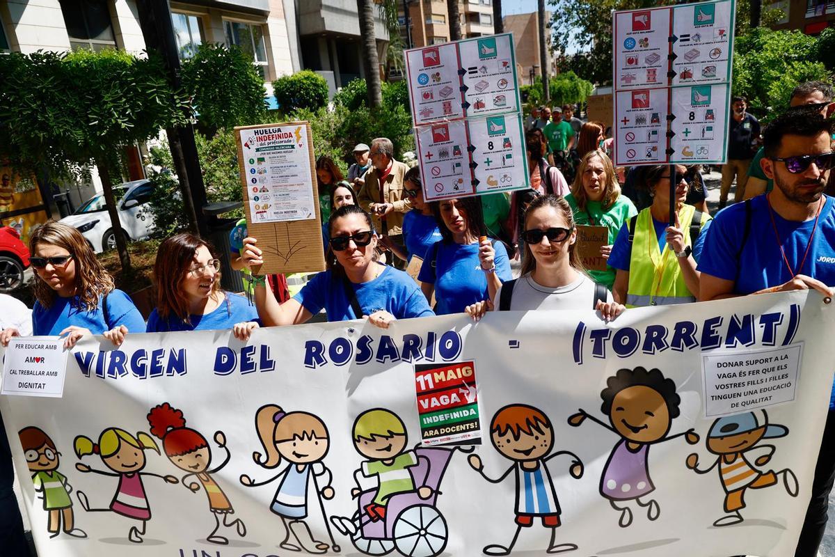 Cerca de 500 personas marchan en Torrent para defender la educación pública