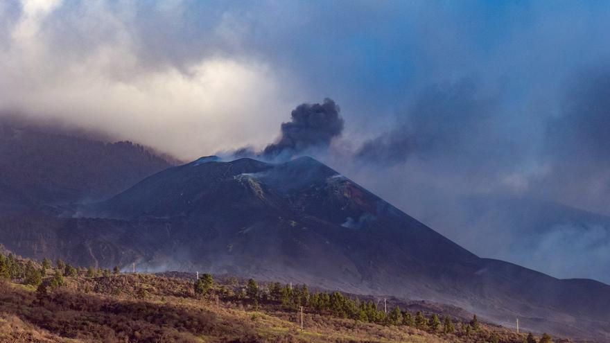 La nueva colada del volcán de La Palma cruza la carretera El Hoyo Todoque