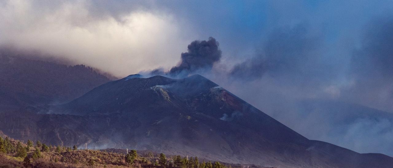 La nueva colada del volcán de La Palma cruza la carretera El Hoyo Todoque