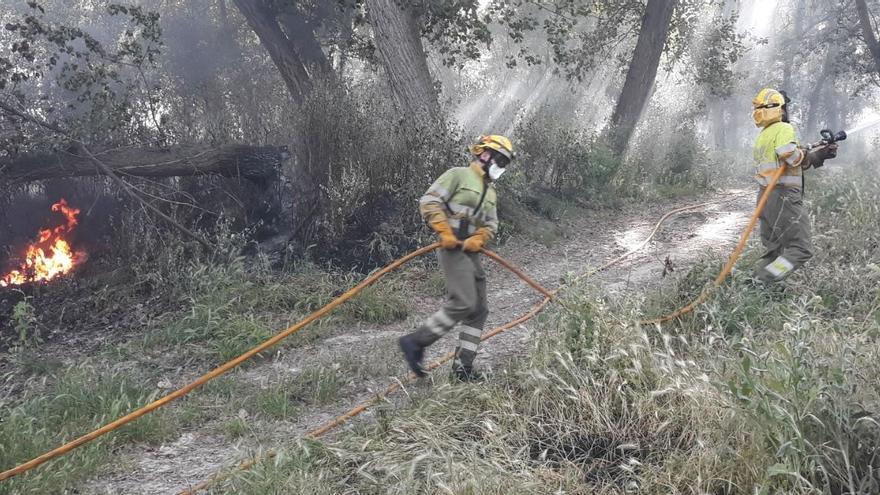 Bomberos Forestales de la Generalitat durante las tareas de extinción.