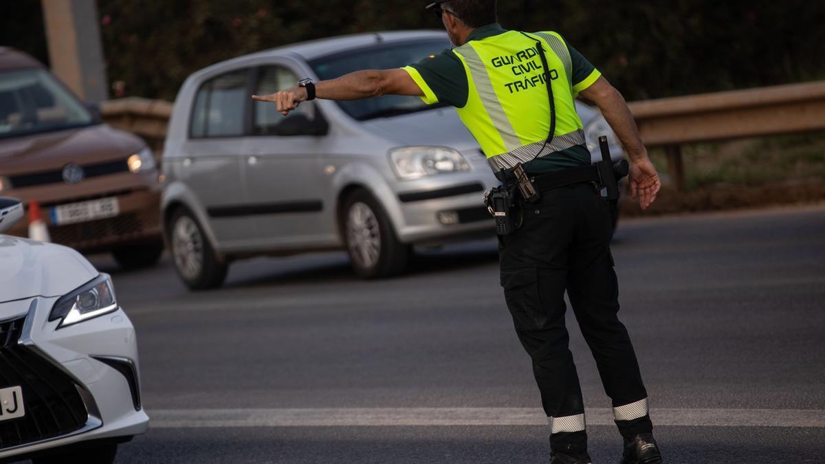 Un guardia civil regulando el tráfico.
