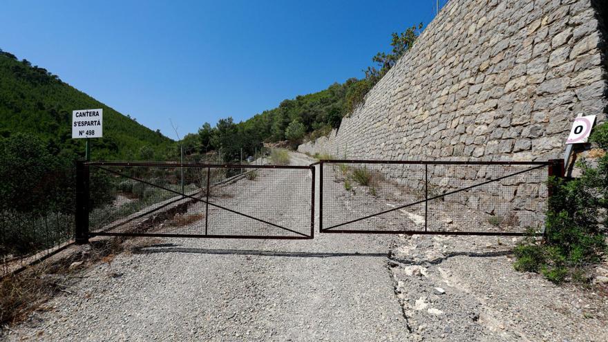 Las barreras de acceso a la cantera de s’ESpartar, en la zona de sa Serra Grossa. | TONI ESCOBAR