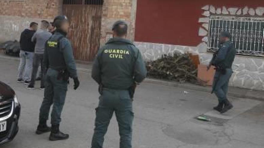 Agentes de la Guardia Civil en un despligue por el barrio.