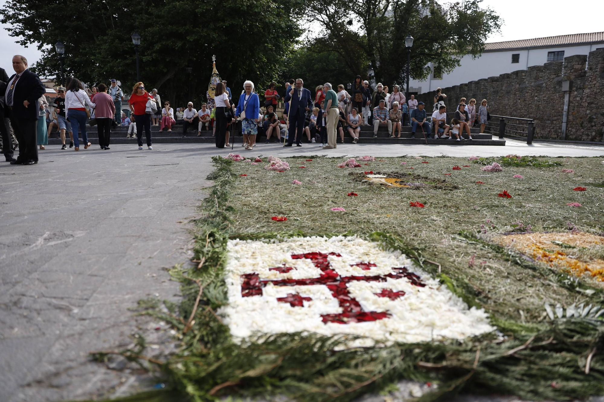 Pétalos, incienso, niños... así fue la procesión del Corpus Christi en Gijón (en imágenes)
