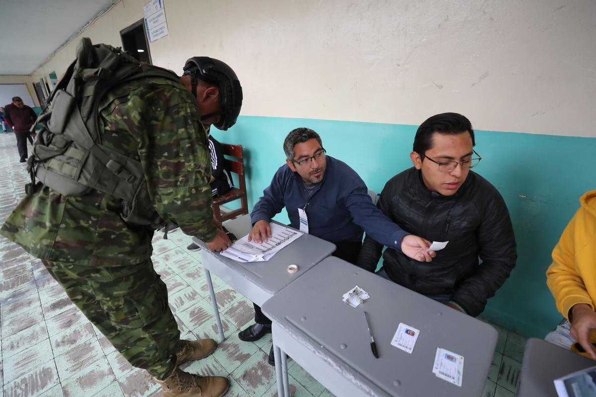 Abren los centros de votación en Ecuador para elecciones generales y consultas ambientales