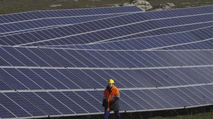 El consejero de Industria, optimista sobre el futuro de la energía fotovoltaica en Extremadura