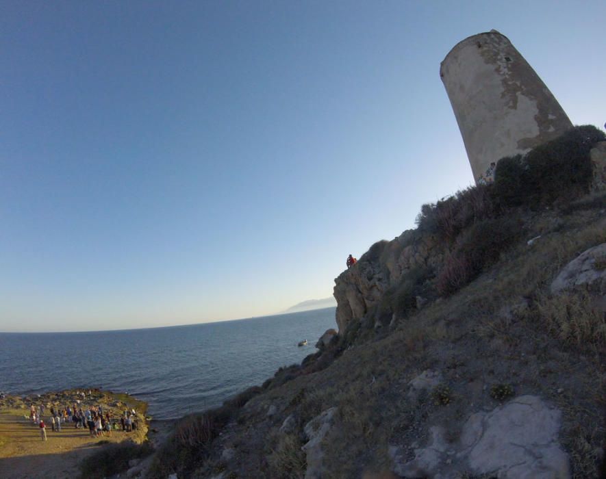 La Asociación de Amigos de la Barca de Jábega celebró el pasado lunes el solsticio de verano en la playa de La Araña con paseos en barca de jábega, sones de caracolas y lectura de poemas y relatos