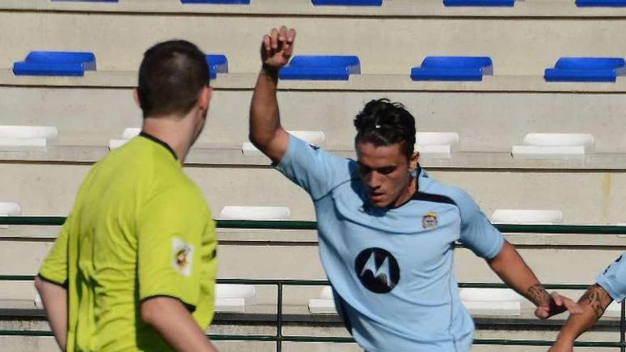 Hugo, en una acción del partido de ayer. // Gonzalo Núñez