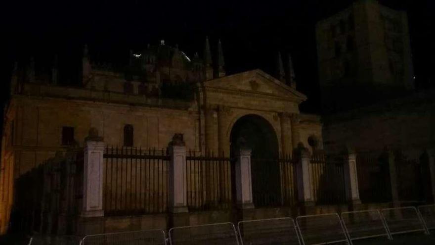 La Catedral, completamente a oscuras por &quot;La hora del planeta&quot;.