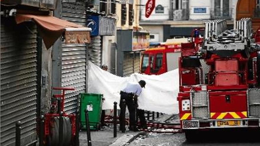 Els bombers van salvar la vida de set persones que van ser evacuades amb les escales desplegables.