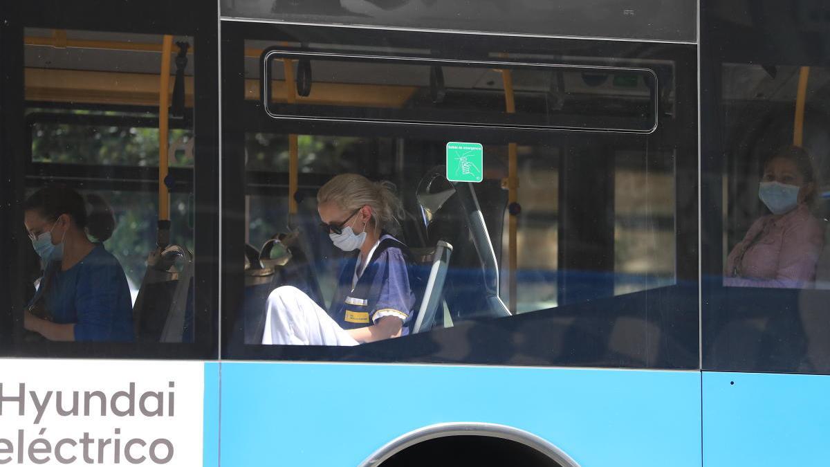 Usuarios del transporte público de autobuses en Cartagena