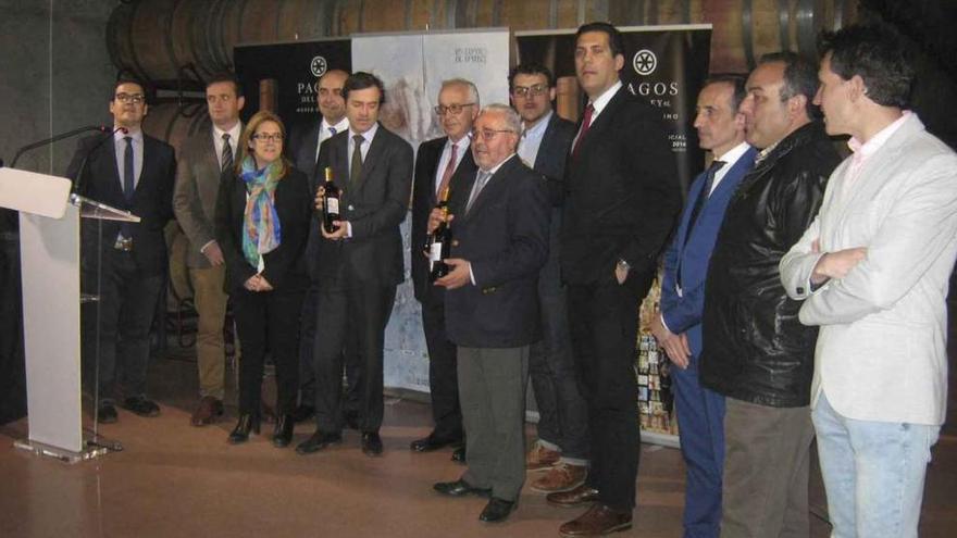 Autoridades, responsables de la bodega y de la Fundación presentan el vino oficial de Las Edades. Foto