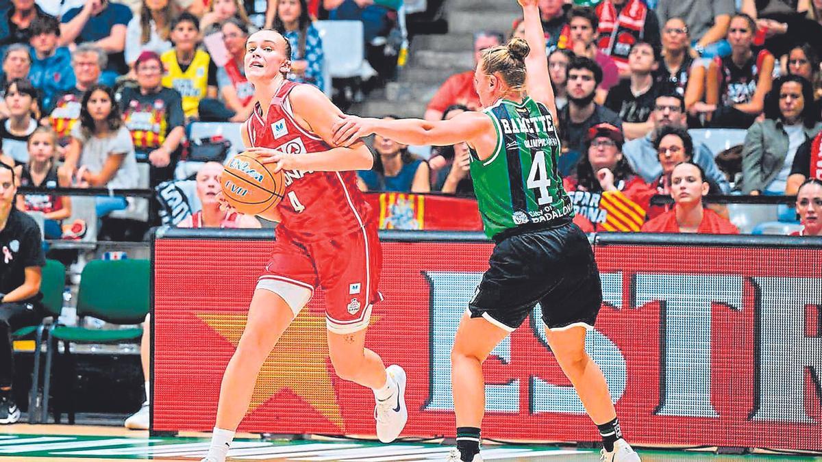 Jocyte en una jugada del Joventut-Spar Girona de diumenge que va servir a les gironines per assaltar al lideratge en solitari de la Lliga.