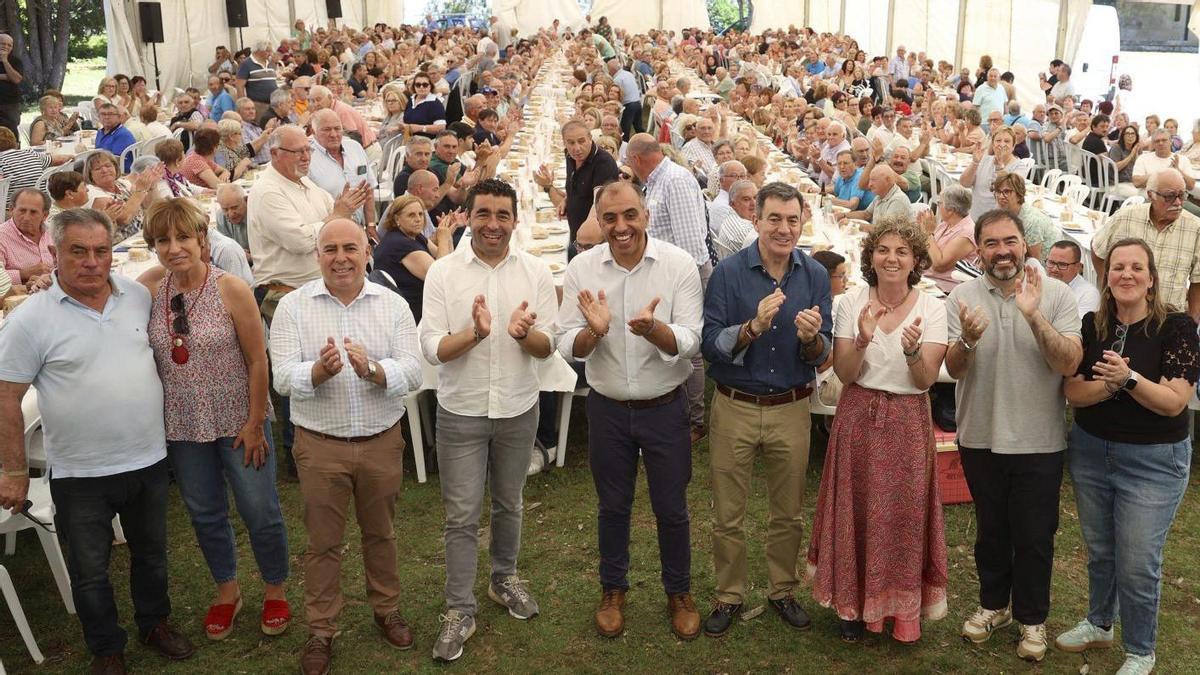 Luis López, Ángel Moldes y Román Rodríguez (los tres en el centro), entre otros integrantes del PP.