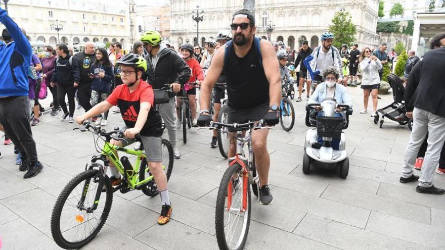 Dos participantes en bicicleta y otra en un carrito motorizado. |  // CARLOS PARDELLAS