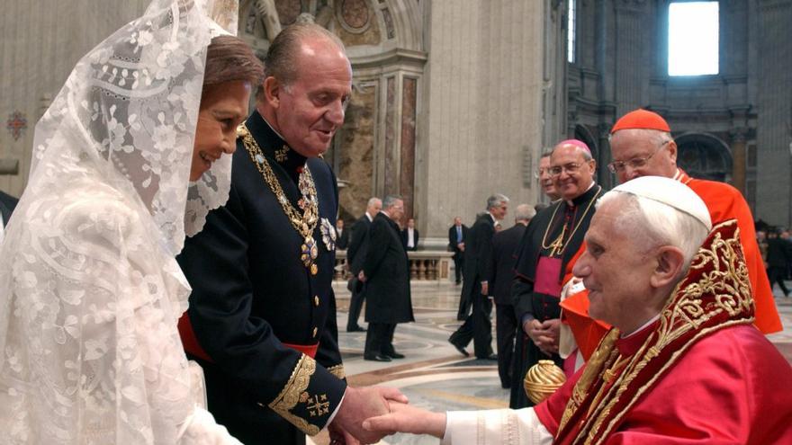 Los Reyes durante la entronización de Ratzinger como Papa, en 2005.