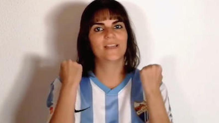 Raquel Verdugo, interpretando el himno del Málaga