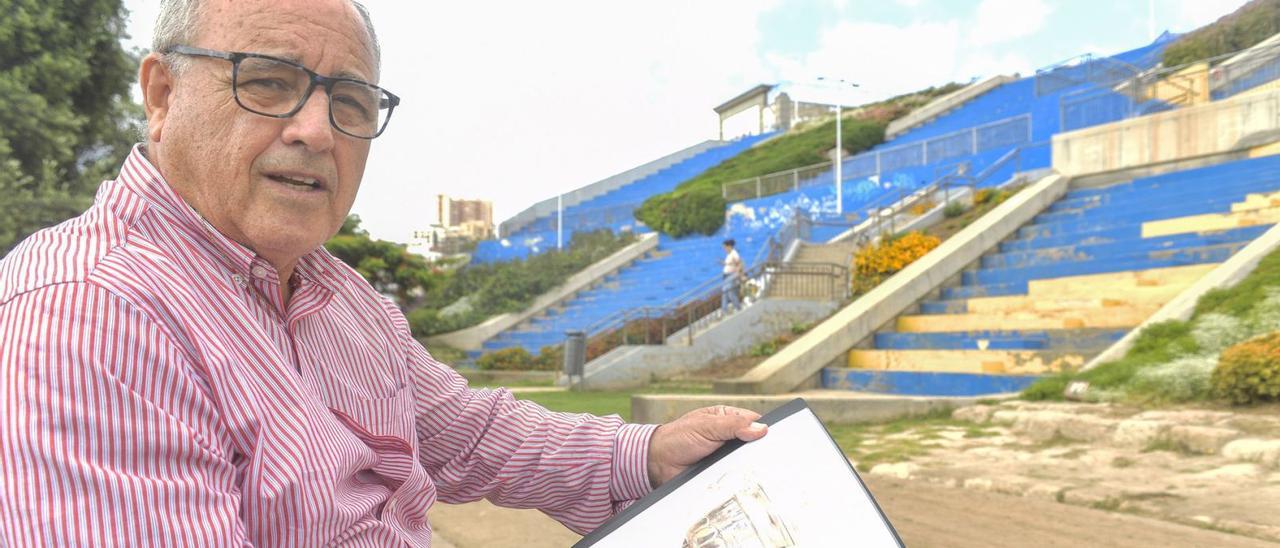 Juan Luzardo Tejera, el pasado jueves, junto a la grada Curva del Insular, con su inseparable carpeta negra y mostrando la foto de la Copa de Franco de 1972.  | | JUAN CASTRO