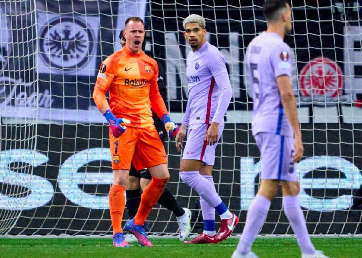 Ter Stegen se enfada por un error de su defensa ante Araujo y Busquets en el Eintracht-Barça.