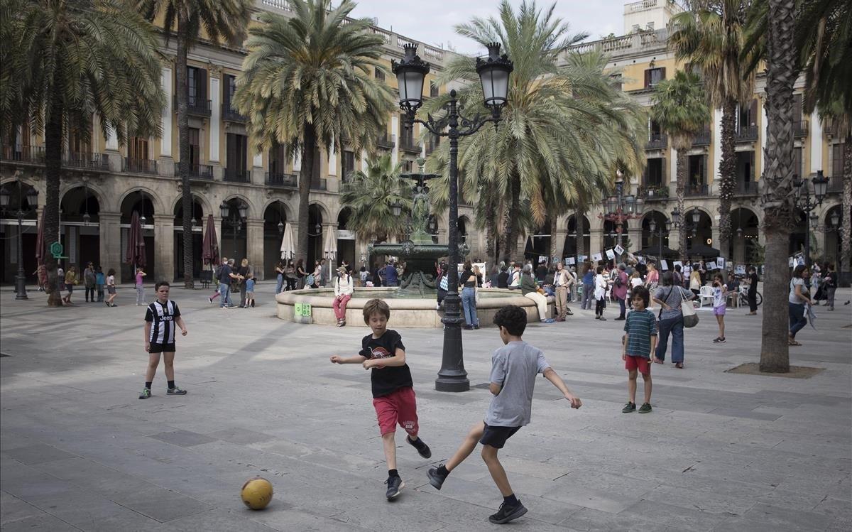 Merienda popular con espectáculo organizada por vecinos en la plaza Reial para reivindicar recuperar el espacio público del Barri Gòtic para los niños y los vecinos sin turistas.