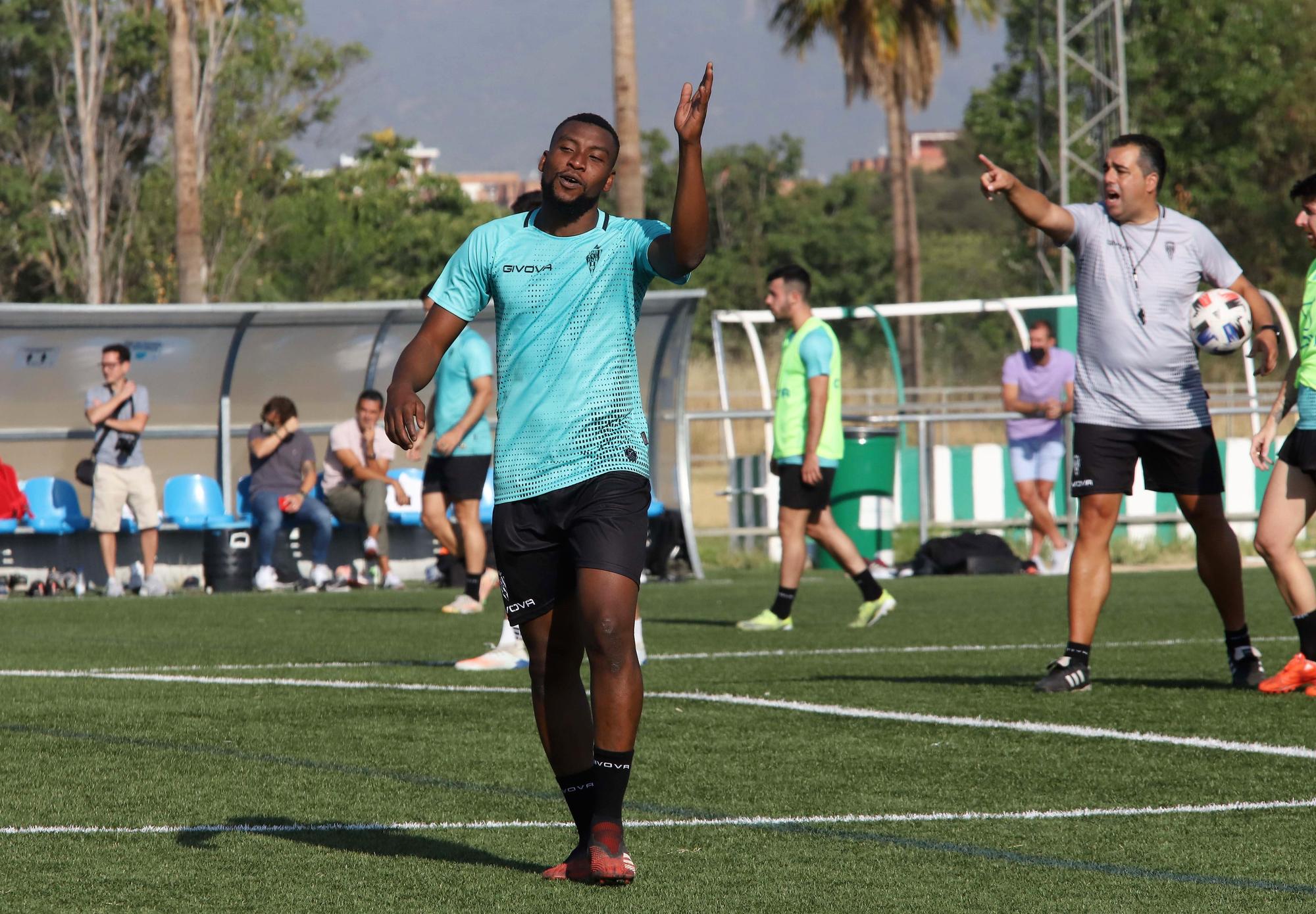 El Córdoba CF se pone a prueba sobre el césped artificial