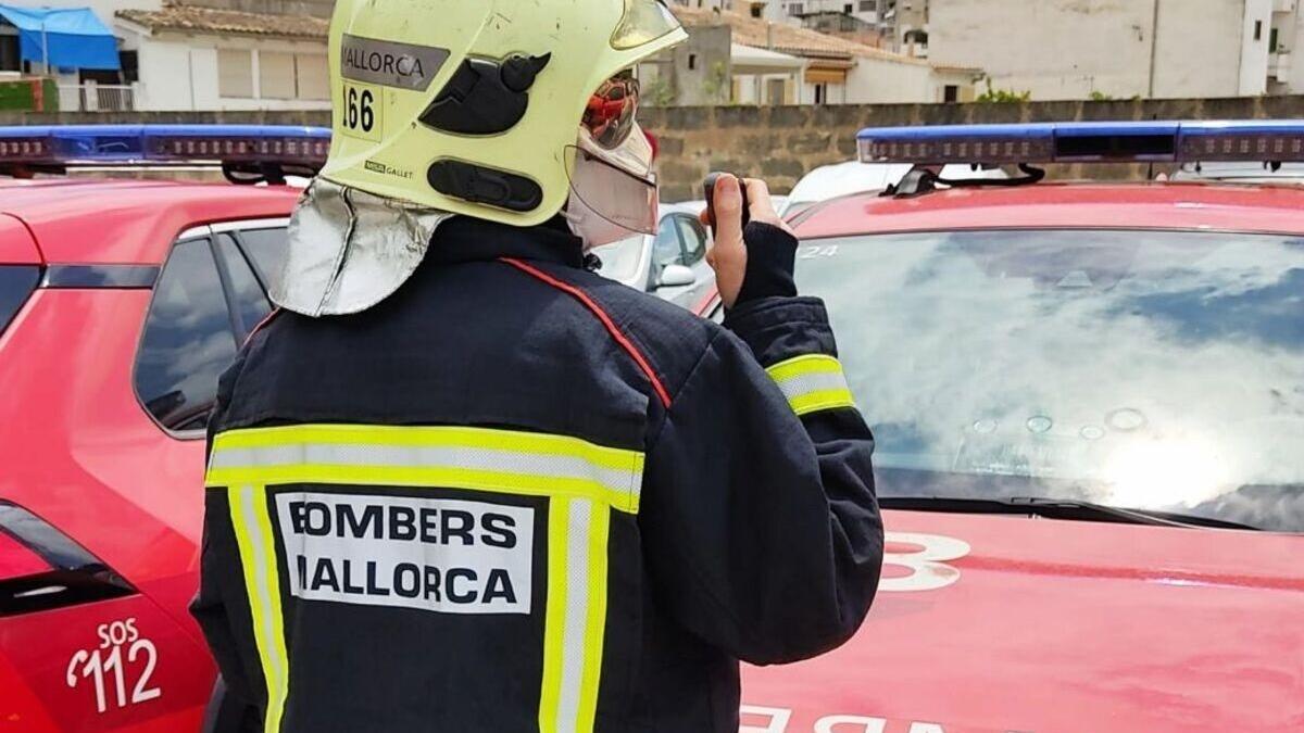 Un bombero de Bomberos de Mallorca, de espaldas.