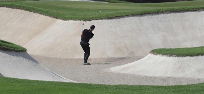 Danny Willett, de Inglaterra, juega un tiro durante la ronda final del Campeonato mundial DP Tour en el campo de golf Jumeirah Golf Estates en Dubai.