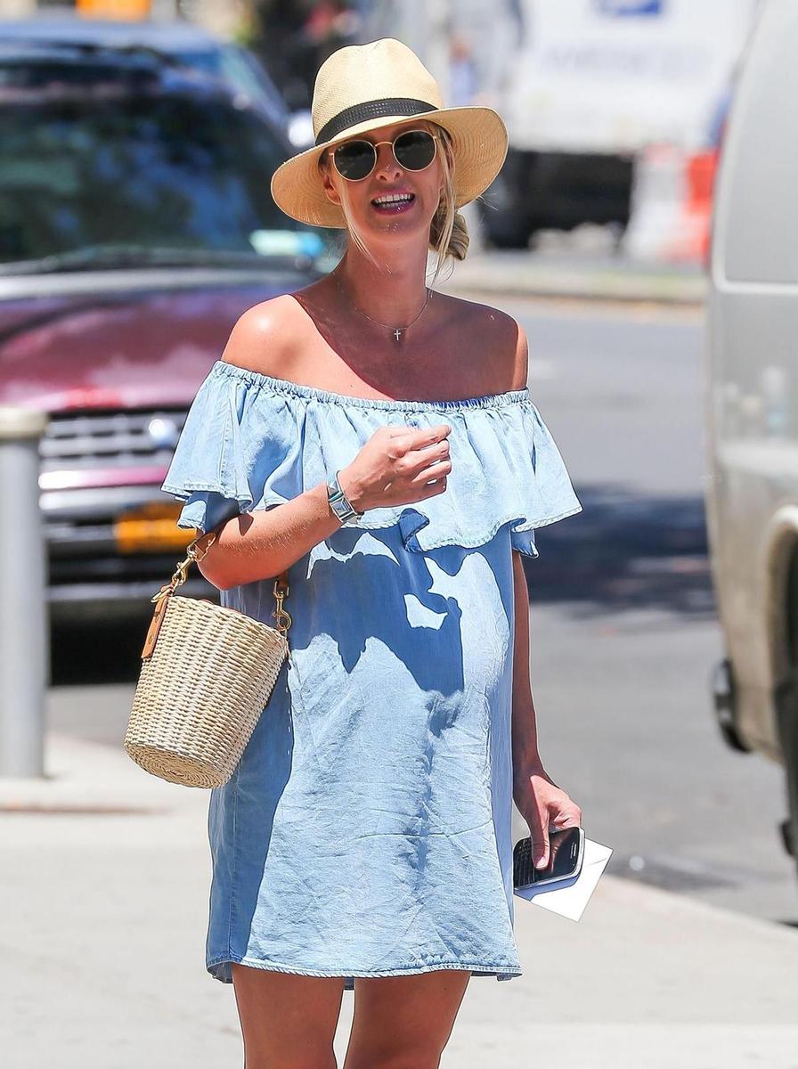 Nicky Hilton con bolso de mimbre