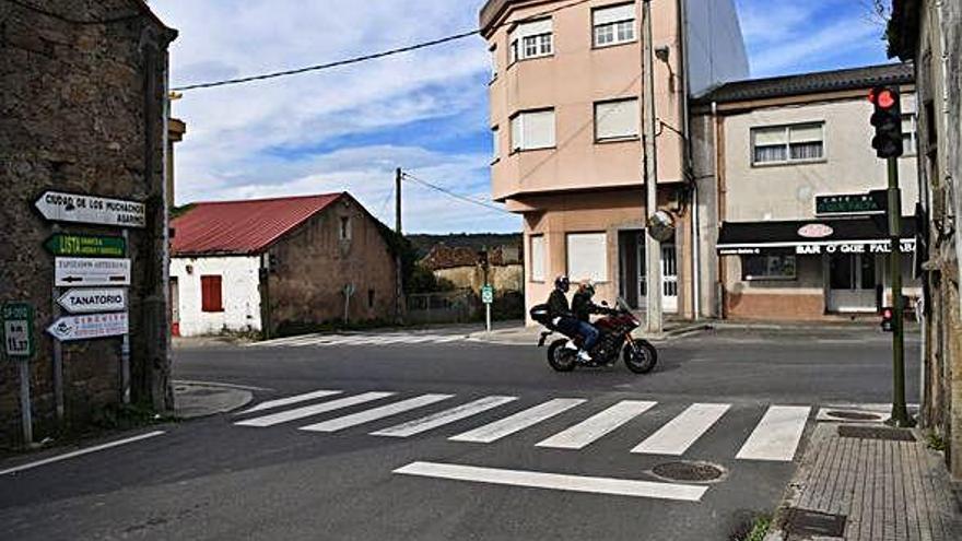 Cruce donde desemboca la travesía de A Groufa en O Alto de Arteixo.