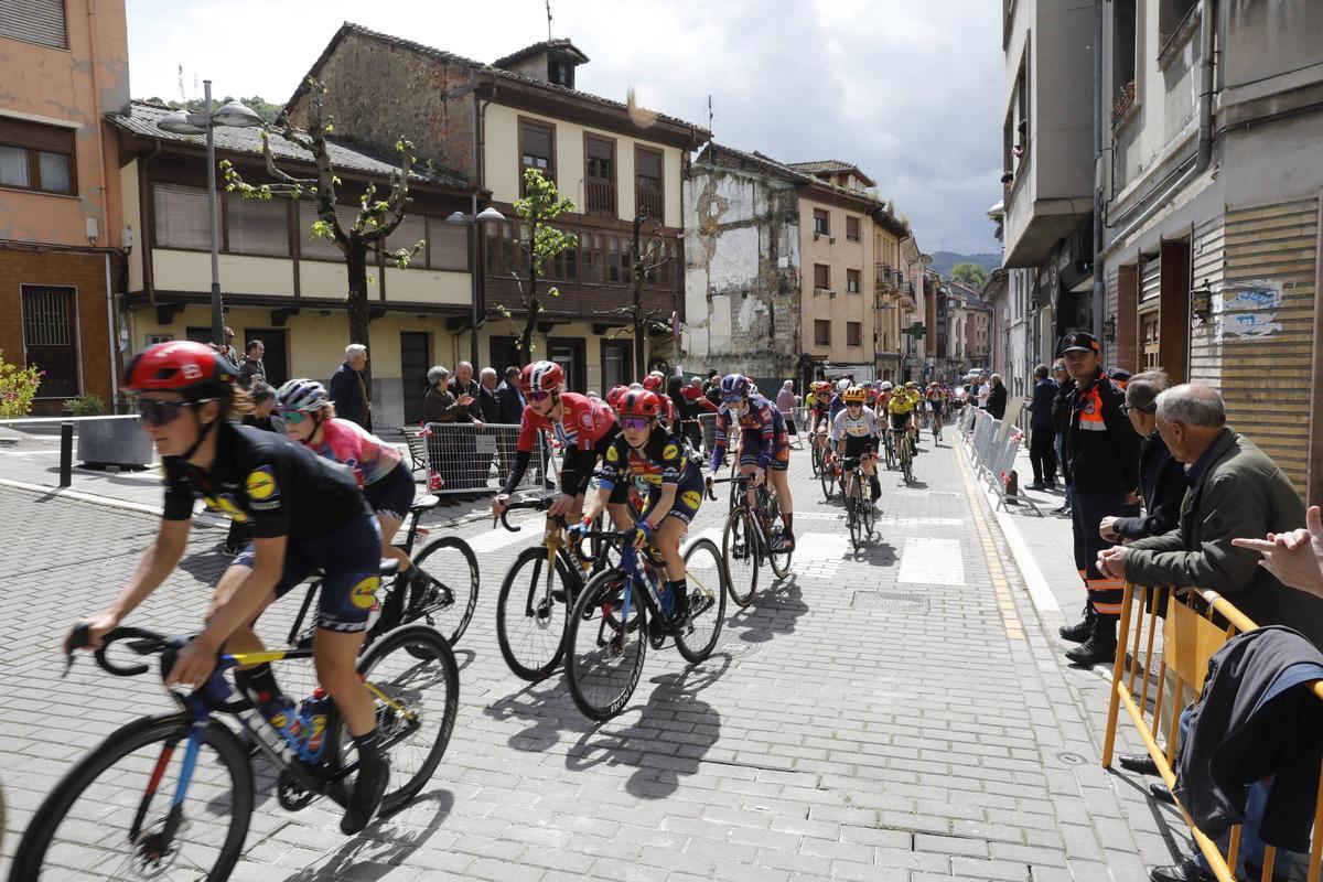 La Vuelta a España femenina, el año pasado, a su paso por Pola de Laviana.