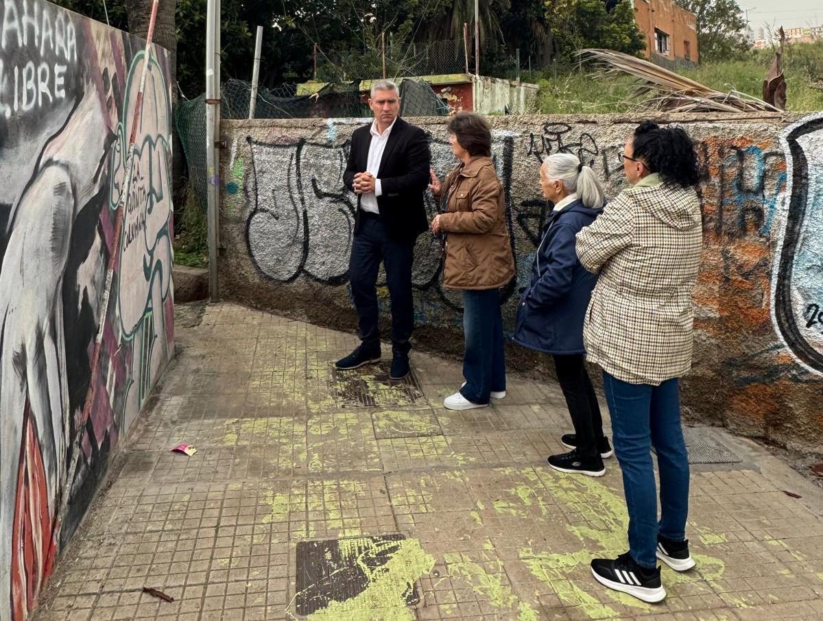 El concejal, con algunas vecinas.
