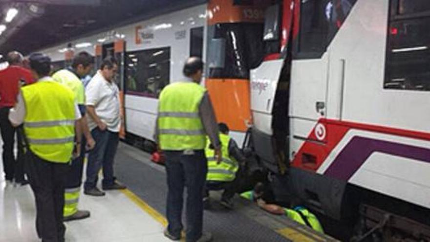 Al menos 22 heridos leves en un choque de trenes en la estación de Sants