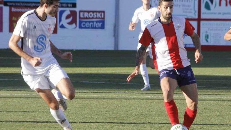 Pablo Couñago pasa el balón en una jugada del partido entre el Alondras y el Cerceda. // Santos Álvarez