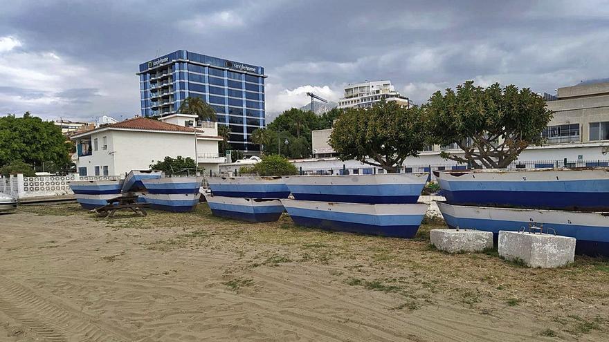 Las barcas de moragas de El Cable, apiladas en el entorno de la playa