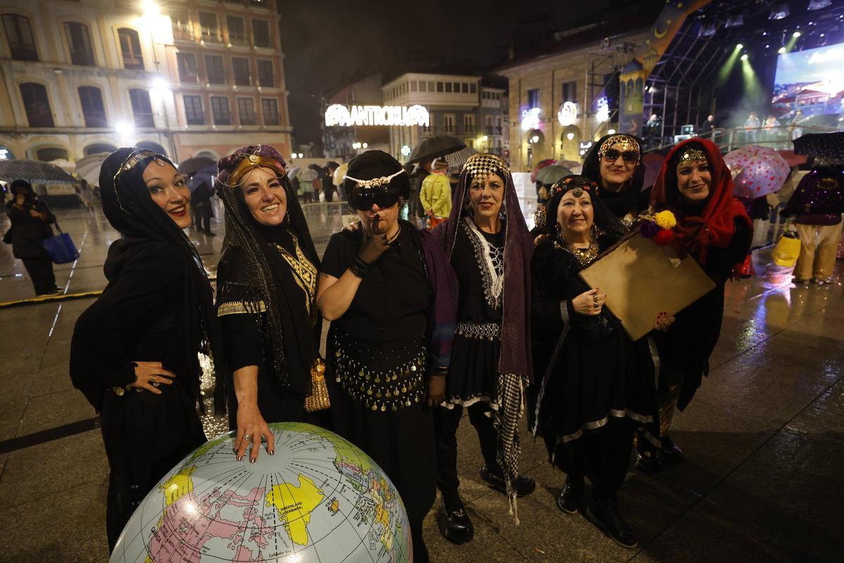 En imágenes: El concurso de murgas de Avilés bajo la lluvia En imágenes: El concurso de murgas de Avilés bajo la lluvia