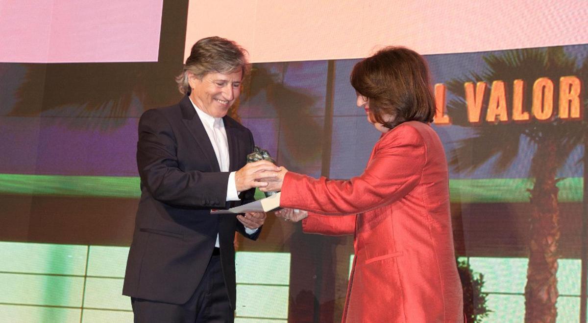Ignacio Rodes recibe el Alumni de Honor, de manos de la rectora, Amparo Navarro