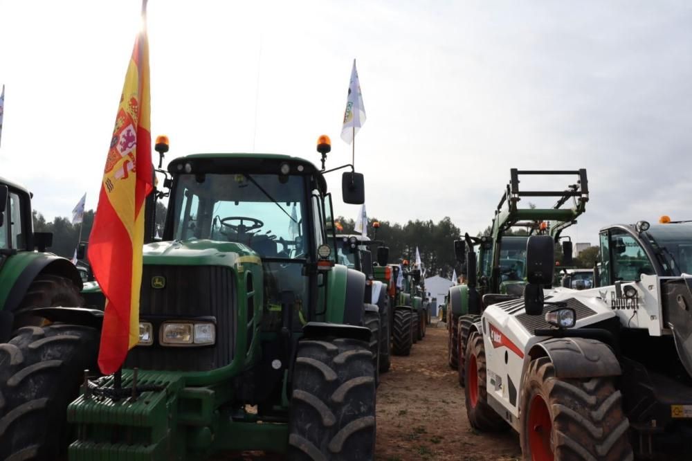 Tractorada de los agricultores y ganaderos malagueños contra los precios bajos que impone la industria.