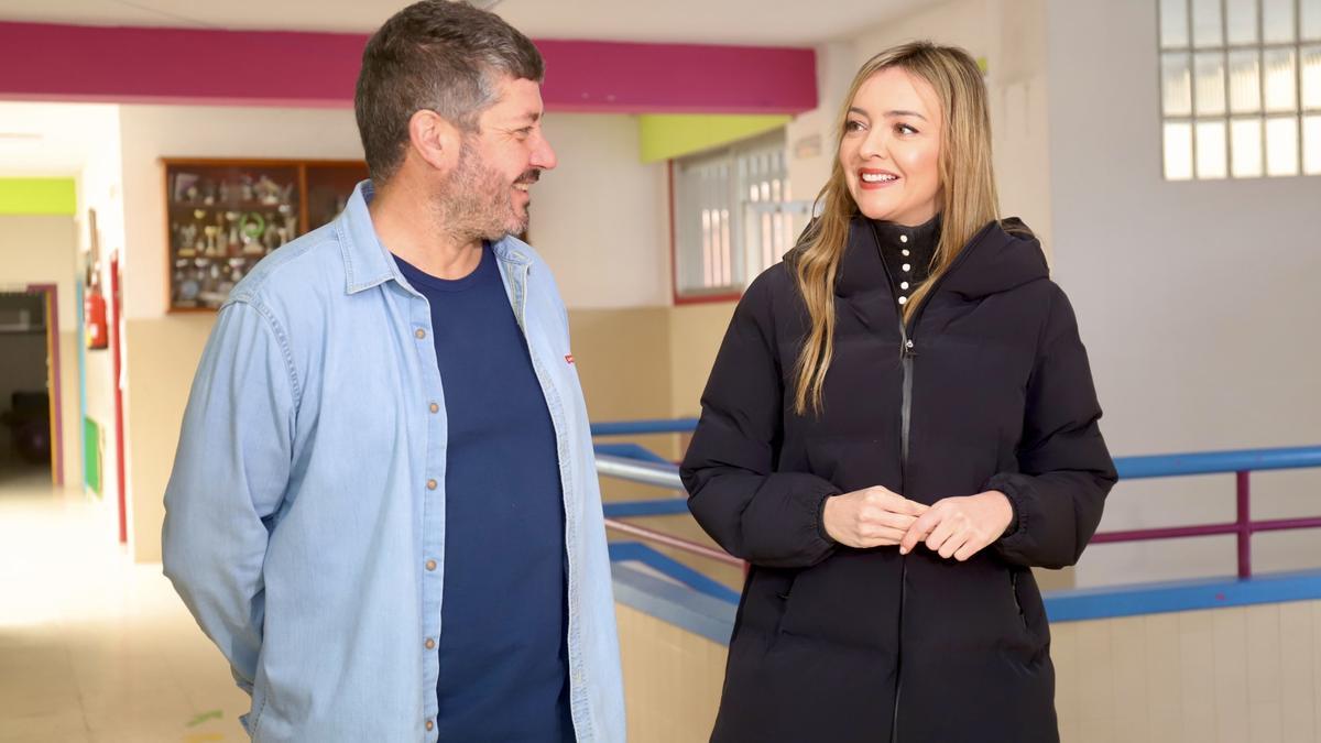 Francisco Calo y Fabiola García durante la visita al viejo colegio de Cruceiro de Roo en el que el Concello de Outes quiere crear un centro residencial para personas con discapacidad