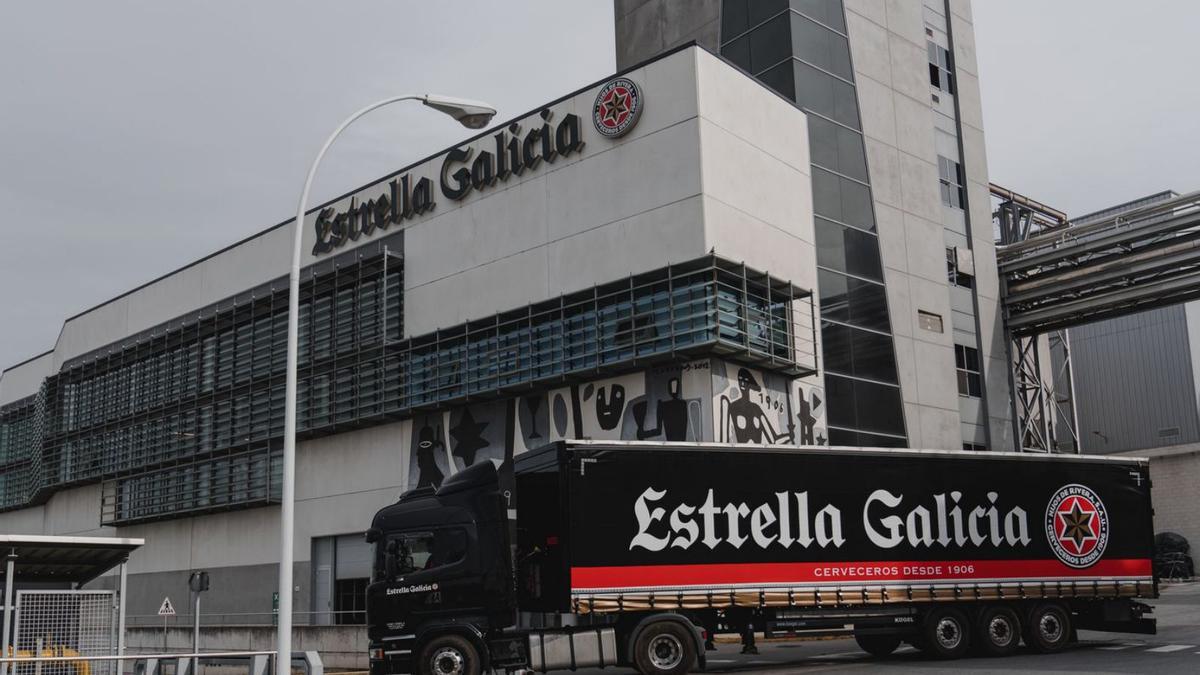Fábrica de Estrella Galicia en el polígono de Agrela, única planta de producción del grupo. |   // L.O.